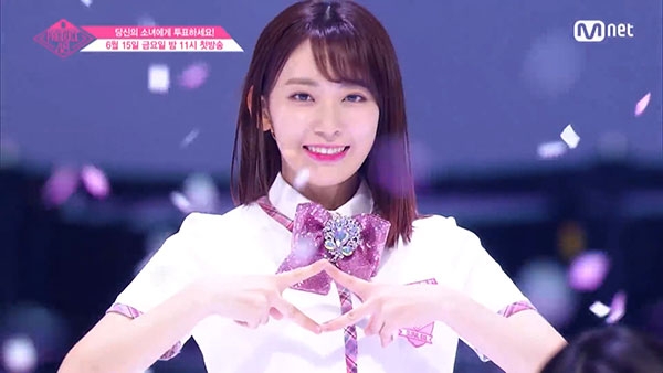 '프로듀스48' 첫 무대에서 센터로 나선 미야와키 사쿠라 / 사진=Mnet 방송화면