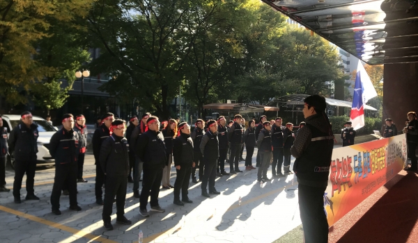 국민은행 채용비리와 관련해 법원 판결이 나오자, 국민은행 노조는 즉각 투쟁 결의대회를 열고 윤종규 KB금융그룹 회장의 퇴진을 요구했다.