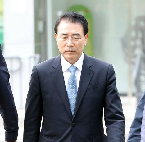 신한은행 신입사원 부정채용 의혹을 받는 조용병 신한금융지주 회장이 지난달 10일 오전 영장심사를 받기 위해 서울동부지법에 출석하고 있다. 사진=연합뉴스