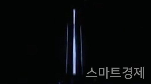 삼성 폴더블 스마트폰을 완전히 접었을 때 모습. 곡률이 상당히 높은 것을 볼 수 있다. / 사진=삼성전자 개발자 유튜브 채널 영상 중