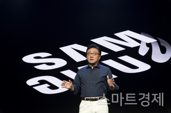 SDC 2018 기조 연설에 나선 고동진 사장 / 사진=삼성전자