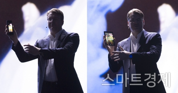 삼성 폴더블폰을 시연하는 저스틴 데니슨 전무 / 사진=삼성전자