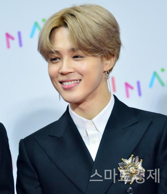 방탄소년단의 일본 방송 출연 계획 취소는 표면적으로는 멤버 지민이 2년전 입었던 티셔츠를 문제삼고 있지만, 실제 이유는 강제징용자 대법원 판결에 대한 보복 조치인 것으로 보인다 / 사진=스마트경제DB