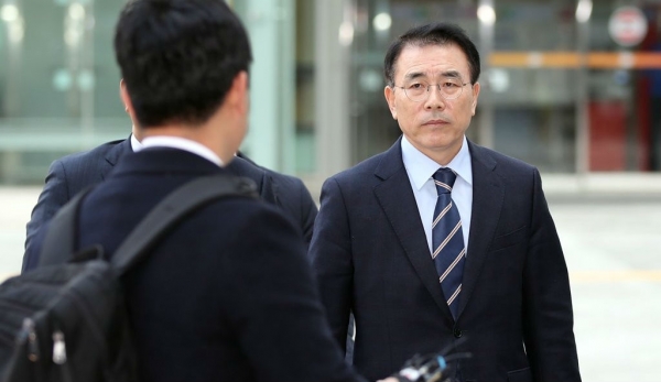 신한은행 신입사원 부정채용 의혹을 받는 조용병 신한금융지주 회장이 19일 오후 서울 송파구 서울동부지법에서 열린 첫 재판에 출석하며 법정으로 향하고 있다. 사진=연합뉴스