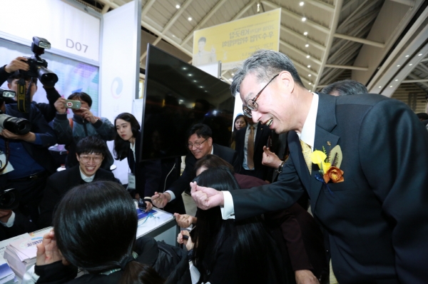 21일, 인천 송도 컨벤시아 1,2홀에서 열린 『2018 KB굿잡 우수기업 취업박람회』에서 허인 KB국민은행장이 구직자를 격려하고 있다.