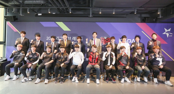 2019년 1월 11일 LoL PARK에서 열린 2019 LCK 미디어데이에 참석한 10개 프로팀 코치 및 대표 선수들이 포즈를 취하고 있다. 사진=라이엇게임즈