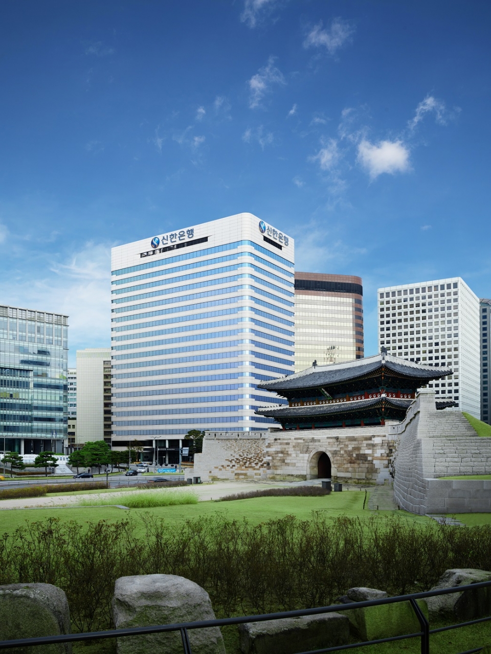 신한은행, 고객 예적금 금리 최고 0.4%포인트 인상 < 금융 < 경제 < 기사본문 - 스마트경제