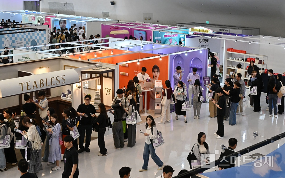 10일 오후 서울 중구 동대문자인플라자(DDP)에서 열린 '컬리 뷰티 페스타 2024'에서 참관객들이 부스를 둘러보고 있다. 