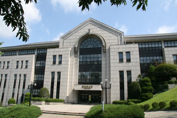 이화여대 학생들이 2024년 가장 많이 대출한 책은 ‘데미안’