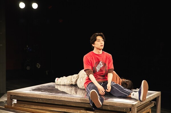 '생추어리 시티'는 G가 보스턴으로 떠나는 장면을 기준으로 해 극적 서사뿐 아니라 스타일 면에서도 이원화된 구조를 보여준다. 사진=두산아트센터.