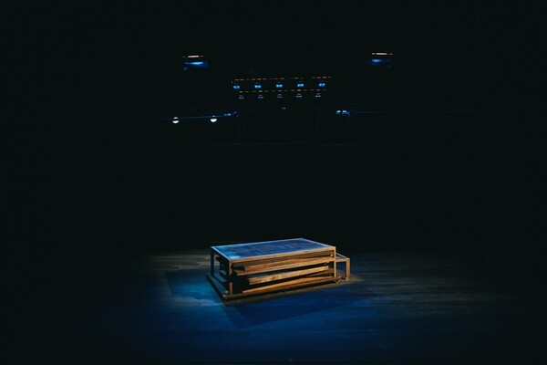 '생추어리시티'의 1부에는 별다른 무대 세트가 없다. 중앙에 목재 프레임을 여러 겹으로 쌓아 올린 직사각형의 단이 배치돼 있을 뿐이다. 사진=두산아트센터.