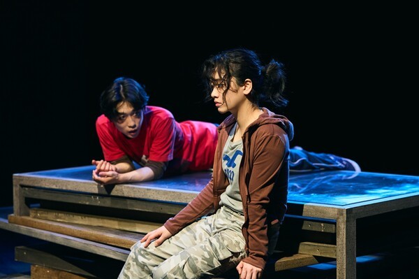 생추어리 시티는 장소와 관련된 미등록 이민자들의 존재 방식을 B와 G뿐 아니라 동성연애를 하는 B와 헨리의 관계를 통해 섬세하고도 다층적으로 보여준다. 사진=두산아트센터.