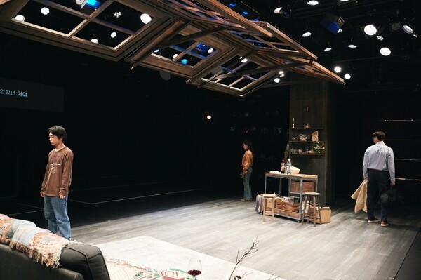 생추어리 시티는 B가 G를 만나기 위해 그녀가 다니는 대학을 방문해 하루 종일 캠퍼스를 돌아다녔던 기억을 이야기하는 장면은 깊은 페이소스를 불러일으킨다. 사진=두산아트센터.