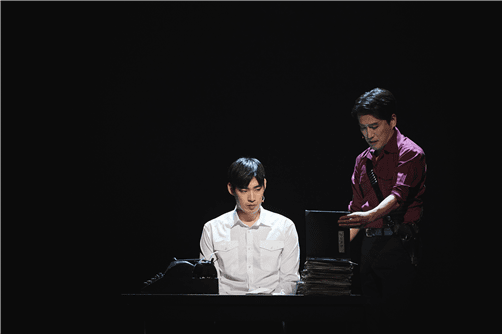 뮤지컬 ‘윤동주, 달을 쏘다’에는 별 대신에 달의 이미지 가득하다.극은 초승달로 시작해서 거대한 달이 무대 전면을 가득 채우면서 마무리된다. 이처럼 작품의 처음과 끝은 어두운 밤의 이미지로 가득하다. 사진=서울예술단.