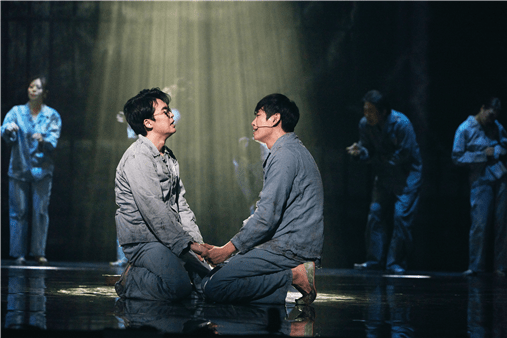 뮤지컬 ‘윤동주, 달을 쏘다’는 무대 위에는 좋은 시를 쓰기 위해 홀로 고민하는 시인 윤동주보다는 시대의 아픔을 외면할 수 없어 갈등하는 청년 윤동주의 방황이 주로 그려진다. 사진=서울예술단.