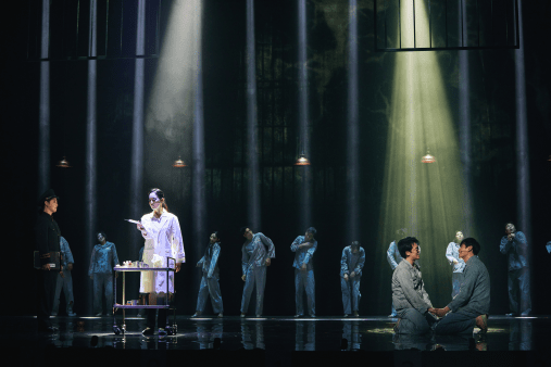 ‘윤동주, 달을 쏘다’는 뮤지컬 장르의 문법을 거스르면서 마지막 장면까지 묵직한 질문들만 객석으로 던져 준다. 사진=서울예술단.
