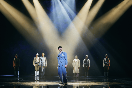 뮤지컬 ‘윤동주, 달을 쏘다’는 마지막 장면에서 윤동주는 달을 향해 돌팔매를 하며 활을 쏜다. 무대 위에는 부끄러움에 몸부림치며 바람에 스치는 별빛에도 희망을 바라던 시인의 마음이 아닌, 운명에 맞서 무사처럼 생의 결의를 다지는 청년의 기개가 가득했다. 사진=서울예술단.