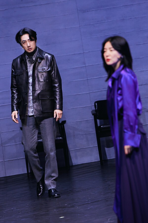 '헤다 가블러'에서의 이영애의 연기 스타일에 무게감 있는 배우들(김정호/조지테스만, 지현준/브라크 판사, 백지원/ 테아 엘브스테드, 이승주/ 에일레트 뢰브보그, 이정미/줄리아나 테스만 등)을 배치한 점도 그녀의 연기를 부각시키면서 '헤다 가블러'의 고전적인 살결을 극중 인물들로 살려냈다. 사진=LG아트센터