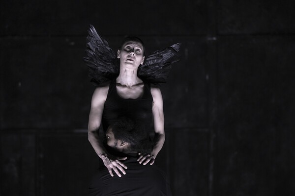 연출가 알레산드로 세라는 고전적 신화를 경유해 인간다움의 본질을 완벽하지 않음에서 찾아내며 인간 존재의 불확실성에 대한 깊은 성찰을 끌어낸다.하여 이번 공연은 Teatro e Critica의 리뷰처럼 “현대 사회의 파편 위에 세워진 비극”으로 이해되기에 충분하다. 사진=부산국제연극제.