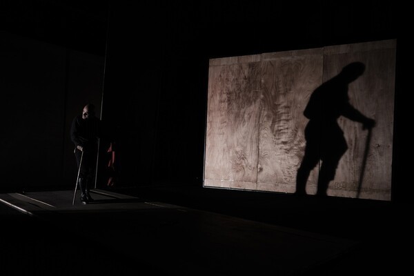 그녀가 묻는 질문에 낮은 목소리로 “그것은 인간이다”라고 외치는 그는 익히 알려진 바로 그 오이디푸스다.그가 내뱉은 첫 마디, 그것은 인간이다”는 이탈리아 사르디니아 씨어터가 공연한 ‘오이디푸스의 노래’의 주제를 간명하게 압축한다. 사진=부산국제연극제.