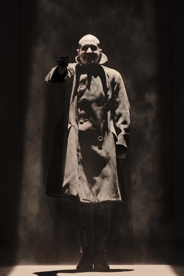 미국과 유럽을 오가며 활발히 활동 중인 주인공 오이디푸스 역의 자레드 맥닐(Jared McNeill)은 “강렬하고 매혹적”인 연기를 통해 오이디푸스의 고뇌와 운명의 무게를 설득력 있게 표현했다. 사진=부산국제연극제.