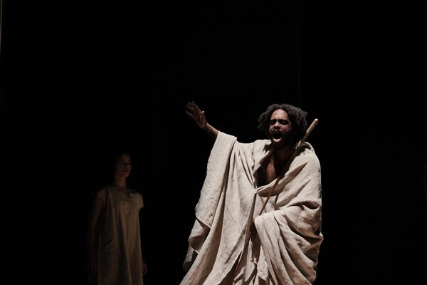 가장 인상 깊었던 장면은 테베에서 추방된 아버지 오이디푸스와 누이 안티고네를 찾아온 폴리네이케스가 절박하게 도움을 청하는 장면이다.시신조차 찾을 수 없었던 처참한 전쟁에서 매장도 되지 못한 채 산화된 무명의 군인을 연상시킨 장면이었다. 사진=부산국제연극제.