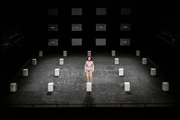 서울시극단의 ‘유령’의 무대 세트는 상당히 미학적이고도 상징적인데 유령들의 장례식이 진행되는 작품의 마지막 장면과 함께 깊은 인상을 남긴다. 사진=서울시극단.