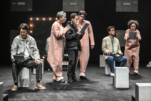 서울시극단의 ‘유령’이 특징적인 것은 극적 서사와 장면 구성이 짜증을 유발할 정도로 산만하고 거칠게 구성됐음에도 가슴이 먹먹해지는 묘한 감동을 준다는 데 있다. 사진=서울시극단.