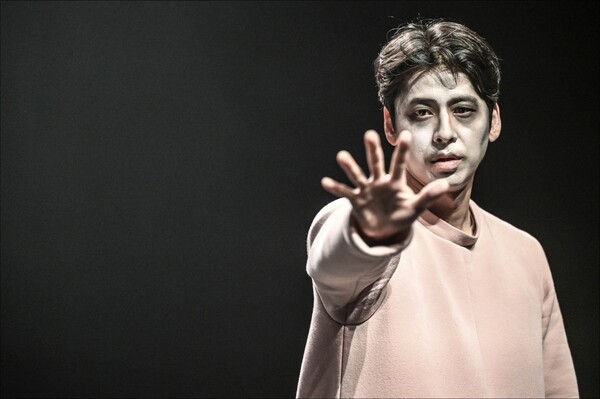 서울시극단의 ‘유령’은 무연고자들의 서사가 너무도 슬프고 무겁기에 연극성이 전경화되는 극중의 극 형식을 의도적으로 선택한 것으로 보인다. 사진=서울시극단.