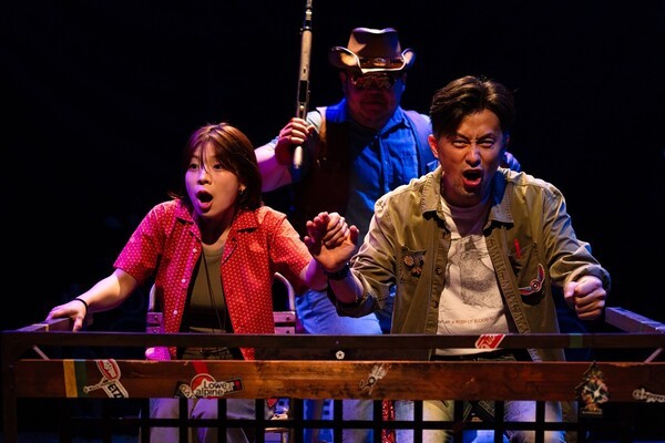 연극 '하붑'은 강력한 모래폭풍이 불어오는 애리조나를 배경으로 비디오 가게를 운영하는 영하(김승환 분)와 어린 딸을 잃고 상실감에 빠진 영원(영하의 딸/임태현 분)이 자동차로 애리조나를 횡단하며 딸을 찾아가는 여정을 로드무비 형식으로 시작된다. 사진=극단 문지방 포토그래퍼 박태양 