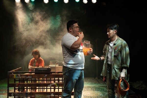 연극 '하붑'은 어린 시절의 기억을 거세당한 영원의 고백 서사 같기도 하면서 잃어버린 딸의 과거 시간을 통해 딸의 트라우마와 상실감을 회복해 가는 아빠의 로드무비 서사는 마치 거대한 폭풍 모래 속에서 잃어버렸던 서로의 트라우마와 아픔을 치유해 가는 영원의 꿈으로부터 시작된다. 사진=극단 문지방 포토그래퍼 박태양 