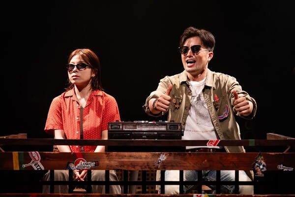 연극 '하붑'은 극 중 장면들을 극중 인물 영하와 영원의 현실과 환상의 경계를 이탈하지 않으면서도 그 두 세계를 유연하게 교차시키는 장면 구도, 서부활극의 장르적 클리셰를 극 마지막 지점까지 병치시키면서도 일관된 서사 구조로 몰고 가는 연극성과 장면 전환의 밀도감, 강렬한 음악적 서사의 은유, 몰아치는 배우들 에너지가 장점이다. 사진=극단 문지방 포토그래퍼 박태양 