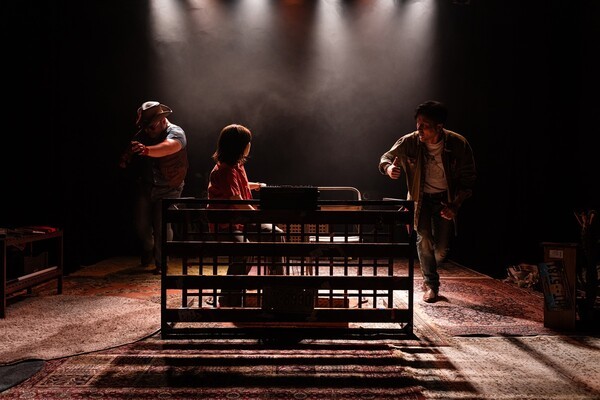 '하붑'은 영원의 무의식 속에 내재한 성장기 트라우마에 대한 기억과 상실의 내면이 마치 현실처럼 애리조나 로드무비의 환상으로 그려지는 연극이다. 사진=극단 문지방 포토그래퍼 박태양 