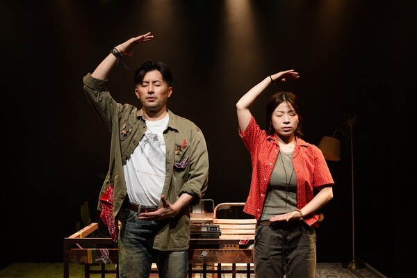 연극 '하붑'은 가족사가 어린 시절의 트라우마로 인해 자아가 상실된 영하가 존재를 치유해 가는 회복 과정을 그리는 서사로 인식하게되면서 부모의 이혼으로 내면의 성장이 마치 죽음처럼 멈추어버린 딸 영원의 고백들이 과감한 장면의 미장센으로 연결된다. 사진=극단 문지방 포토그래퍼 박태양 