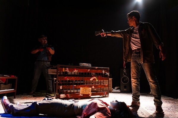 '하붑'은 강력한 모래폭풍이 불어오는 애리조나를 배경으로 비디오 가게를 운영하는 영하(김승환 분)와 어린 딸을 잃고 상실감에 빠진 영원(영하의 딸/임태현 분)이 자동차로 애리조나를 횡단하며 딸을 찾아가는 여정을 로드무비 형식으로 시작된다. 사진=극단 문지방 포토그래퍼 박태양 