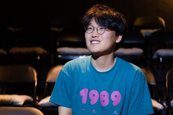 박한별 연출이 인터뷰를 하면서 웃고 있다. 사진=극단 문지방 포토그래퍼 박태양 