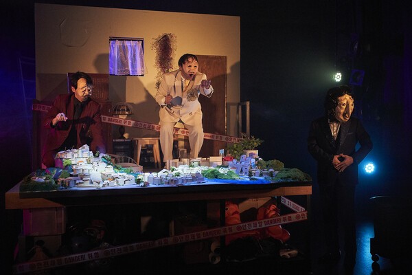 극단 서울괴담이 ‘보이지 않는 도시’(연출 유영봉, 2025년 6월 23일-29일)를 미아리고개예술극장에서 공연 중이다. 사진=극단 서울괴담, 윤헌태