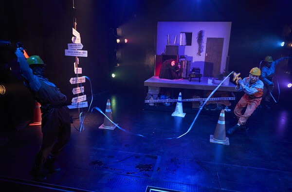 연극 '보이지 않는 도시'의 극 중 인물은 가면을 쓴 자와 쓰지 않은 자로 구분된다. 가면을 쓴 자들은 도시의 보이지 않는 자들로 취급된다. 이들은 말을 하지 않는다. 자신의 목소리를 낼 수 없는 도시 빈민처럼도 느껴지고 보이지 않는 존재라는 감각이 한층 강화된다. 사진=극단 서울괴담, 윤헌태