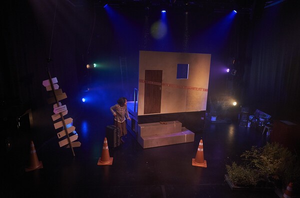 연극 '보이지 않는 도시'는 일상의 소소한 추억이 구석구석 담긴 집을 걷어내고 도시가 들어서는 과정이 지키려는 집 내부와 철거하려는 집 외부가 동시에 노출되는 방식으로 공연은 진행된다. 사진=극단 서울괴담, 윤헌태