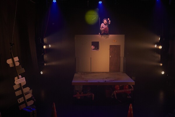 연극 '보이지 않는 도시'에서 유일하게 남은 흑백 가족사진 속 얼굴과 닮았다는 이유로 무대로 소환된 관객들은 할머니의 가족이 돼 따뜻한 위로를 전한다. 사진=극단 서울괴담, 윤헌태