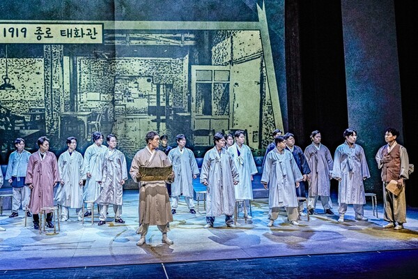 연극 '세기의 사나이'에서 역사적 사건은 무대 위에 그대로 재현되지 않고 덕배의 삶과 함께 허구적으로 재구성 혹은 재창조된다.연극이 관객에게 보여주고자 하는 것이 ‘역사’가 아닌, 덕배의 ‘인생’임을 알 수 있게 해주는 부분이다.  사진=극단 명작옥수수 밭