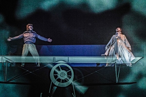 연극 '세기의 사나이'는 역사를 충실하게 재현하는 데 집중하지 않는다. 오히려 엉뚱하고 자유로운 상상력을 발휘해 흥미로운 장면들을 연출한다. 서사적 층위에서 상상력이 돋보이는 점은 덕배라는 인물이 총 125년을 살다가 죽는다는 설정이다. 사진=극단 명작옥수수 밭