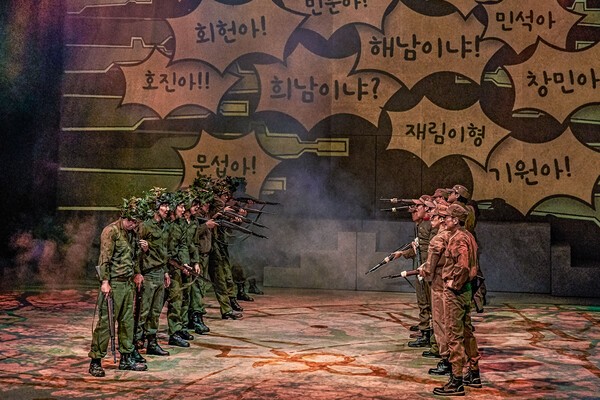 연극 '세기의 사나이'가 가장 돋보이는 지점은 웹툰의 표현 형식을 주된 무대언어로 활용한 데 있다.이 작품은 1910년으로부터 2019년에 이르는 시기, 경성(한성), 일본, 상해, 만주, 근대화된 거리, 경찰서, 집, 탄광, 전쟁터, 하늘, 바다 등등 다양한 시공간을 다룬다. 사진=극단 명작옥수수 밭