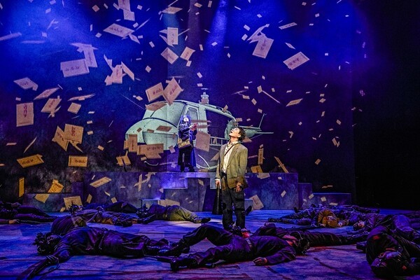 연극 '세기의 사나이'는 만화의 2차원적 이미지와 움직임의 이미지를 결합시켜 역동적인 장면을 연출한 점도 눈길을 끈다.무대 뒤쪽의 2층 공간에서 덕배가 경비행기를 타고 몸을 움직이는 장면이나 고래의 꼬리를 잡고 바다를 항해하는 장면은 마치 만화영화를 보는 것 같은 인상을 준다. 사진=극단 명작옥수수 밭