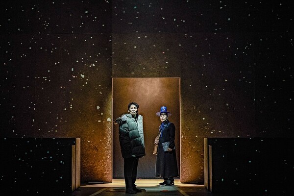 연극 '세기의 사나이'는 저승사자가 전쟁터에 등장해 망자의 이름이 적힌 종이를 허공에 날릴 때 무수한 꽃잎이 하늘에서 떨어지는 듯한 장면이 연출되는데 이 장면은 특히 자신의 삶을 제대로 살아보지도 못하고 꽃다운 나이에 사라져간 청년들을 떠오르게 한다. 사진=극단 명작옥수수 밭