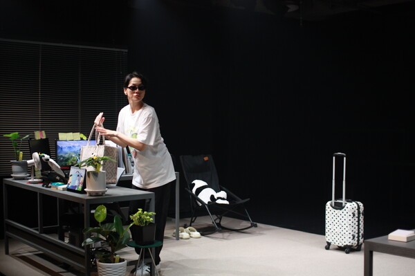 연극 '상호작용에 대한 고찰'은 극 초반 콜센터 직원의 일상적인 근무 상황이 연출되다가 본격적으로 극이 전개되면 동일한 상황이 세 장에 걸쳐서 반복, 변주된다. 사진=김수정