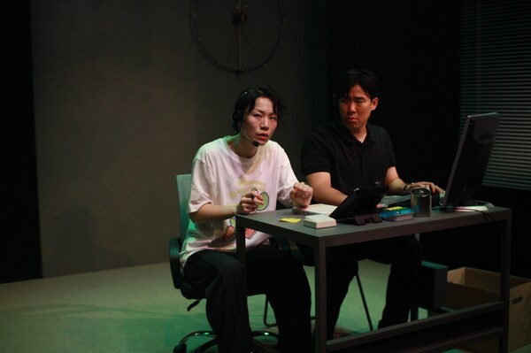 연극 '상호작용에 대한 고찰'에서 태랑과 창성 사이에서 일어난 ‘상호작용’은 마치 나비효과처럼 조현병 환자와의 관계에도 변화를 초래한다. 사진=김수정