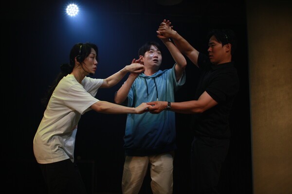 연극 '상호작용에 대한 고찰'에서 장면의 앞부분과 끝부분에 “코드 그레이. 코드 그레이. 51병동 입원 환자 도착 10분 전입니다”와 “코드 그레이. 코드 그레이. 51병동 확진자 도착입니다.”라는 원내 안내 방송을 들려준다.환자의 등장을 예고하는 것으로 시작해 도착을 알리면서 장면을 마무리하는 식이다. 사진=김수정