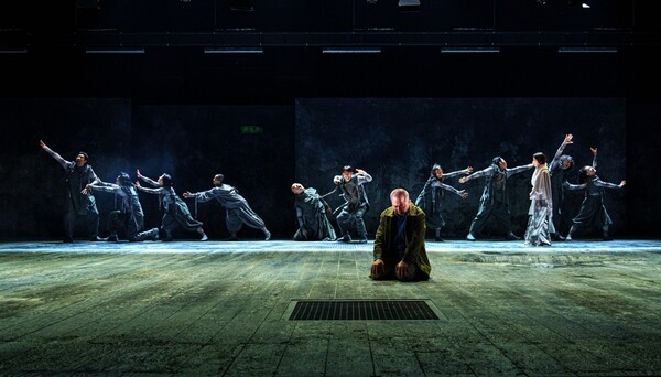 연극 '삼매경'은 배우의 내면에 남은 상처와 집착, 욕망을 드러낸다. 사진=국립극단.