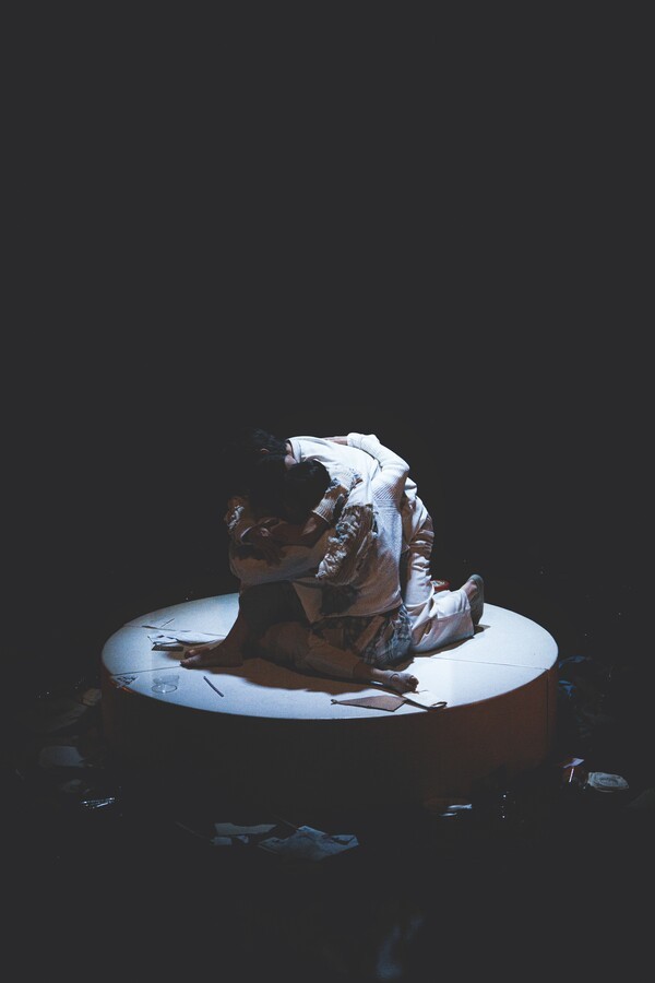 접근하기 녹록지 않은 환경오염과 기후위기를 소재로 모크 다큐멘터리 형식으로 풀어낸 '배우, 북극곰 그리고 물고기들'(2025.08.07.~2025.08.17/나온씨어터/ 프로젝트 BB 제작)은 관객들이 느낄 수 있는 심리적 거리를 극의 초반과 중반 다음과 같은 질문들로 영리하게 끌어당긴다. 사진=나온씨어터, 프로젝트 BB